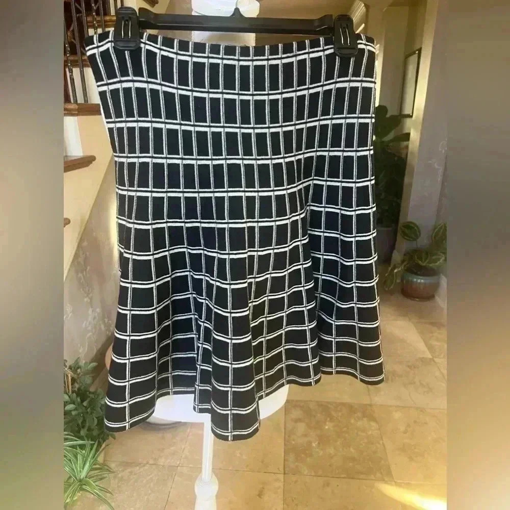 Cynthia Rowley Skirt. Large. Good condition. Black and white elastic waist - Picture 6 of 11